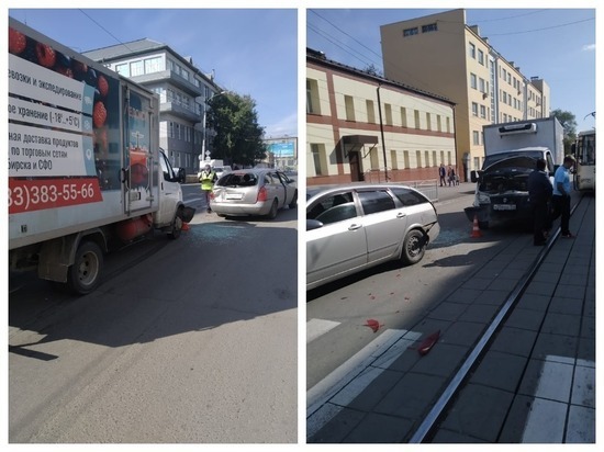 В Новосибирске в ДТП со стоявшим автомобилем чудом не пострадали пешеходы