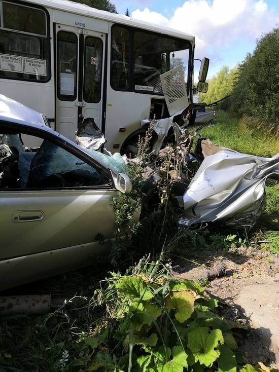 Один труп, четверо пострадавших: в Ивановской области влобовую сошлись легковушка и автобус