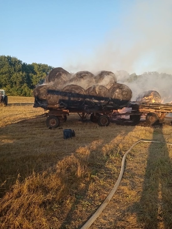 В Астраханской области сгорел прицеп с сеном