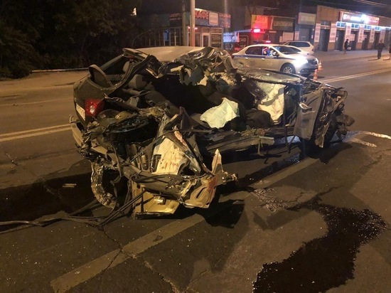 Водитель иномарки врезался в МАЗ в Ростове: погибли двое