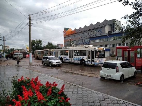 Более 10 троллейбусов в Чите встали из-за луж на дороге