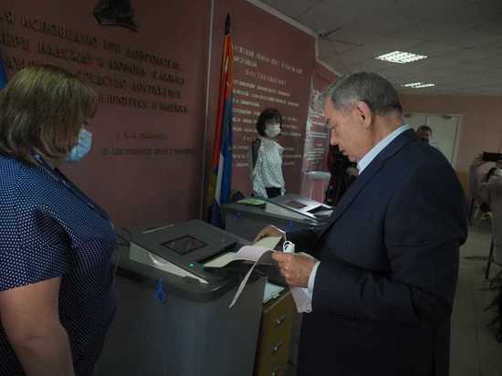Экс-губернатор Артамонов проголосовал на своем участке в Калуге