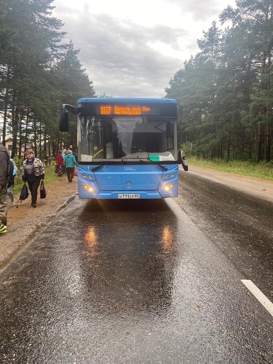 Под Тверью водитель легковушки оторвал автобусу зеркало и скрылся с места ДТП