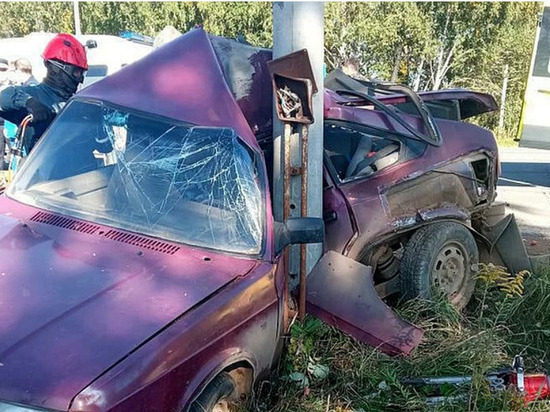 В Удмуртии из-за столкновения машин "Москвич" намотался на столб