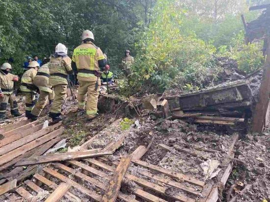 Двое детей в Сарапуле погибли из-за обрушения деревянного барака