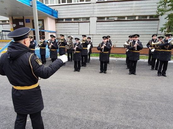 Оркестр Северного флота выступил с концертом возле избирательных участков в Североморске