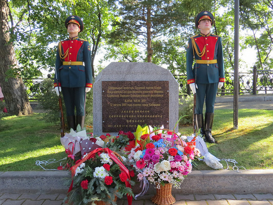 Мемориальный камень в честь первого визита Ким Чен Ира открыли в Хабаровске