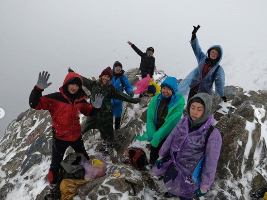 В Бурятии туристы поднялись на пик Любви в метель по колено в снегу
