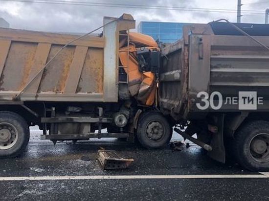 Столкновение двух грузовиков образовало громадную пробку в центре Казани