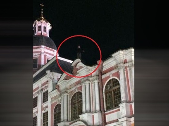 На крыше Александро-Невской лавры с полуночи стоит мужчина с ножом