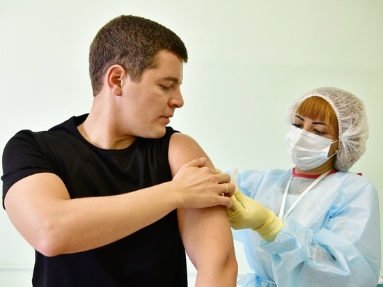 «Сейчас это особенно важно»: глава ЯНАО поставил прививку от гриппа