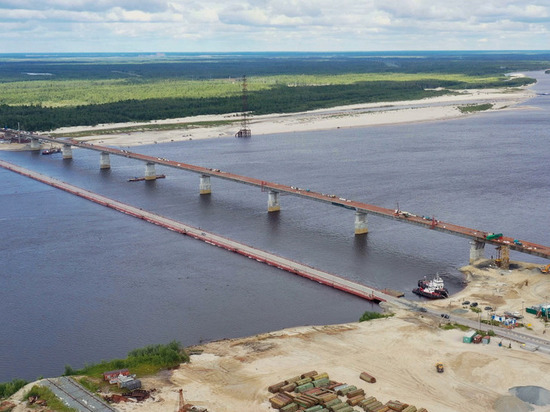 Красный с белыми опорами: на Ямале начали красить Пуровский мост