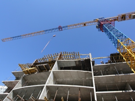Возбуждено дело по факту падения рабочего с многоэтажки в Екатеринбурге