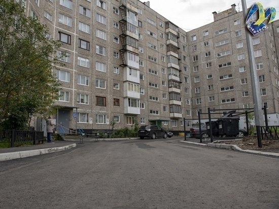 В Мурманске продолжается ремонт двора на улице Героев Рыбачьего