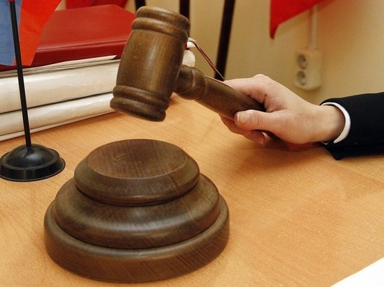 Россиянин на заседании пригрозил судье своим половым органом