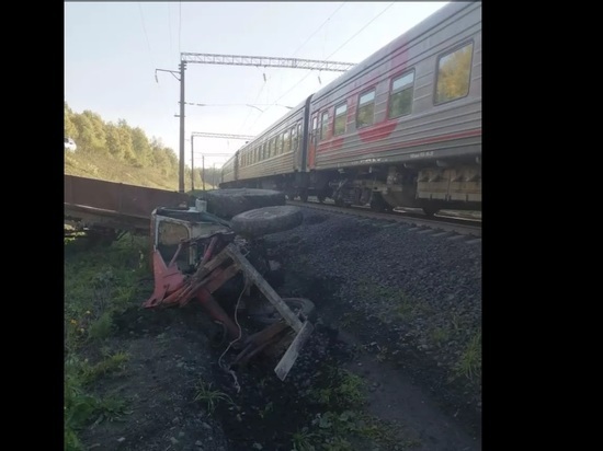 В Алтайском крае поезд «Абакан-Москва» врезался в трактор