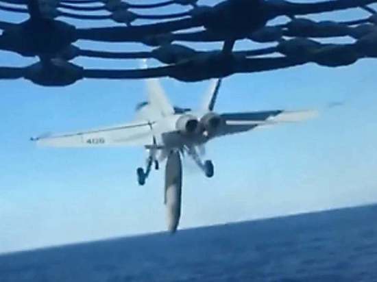 Boeing F/A-18E/F Super Hornet  может уронить при взлете что-то подороже топливного бака