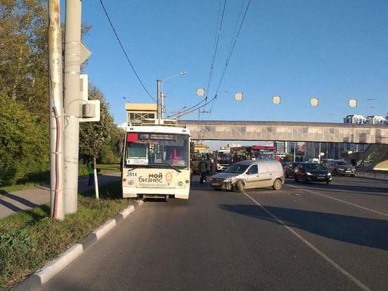 В Рязани возле ТЦ «Премьер» в ДТП попал троллейбус, образовалась пробка