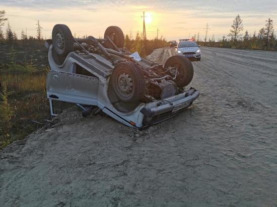 В ЯНАО машина завалилась на крышу во время движения