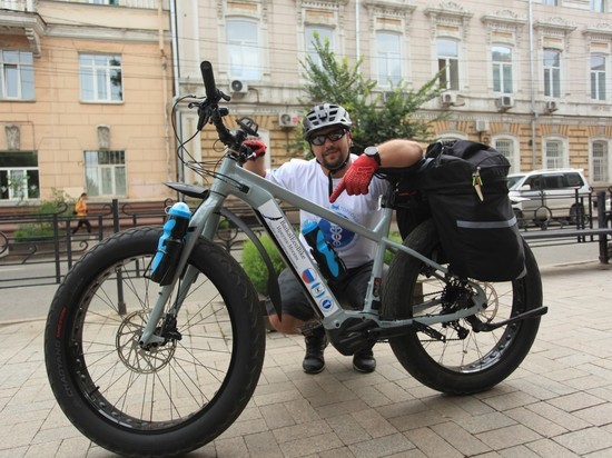 Электровелосипедист рекламирует регион и здоровый образ жизни