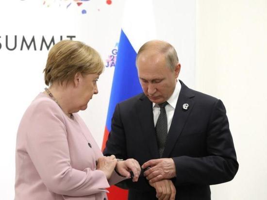 Меркель продолжает ждать от Москвы объяснений по ситуации с Навальным