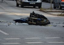 В поселке Заречный Нерчинского района после столкновения с бордюрным камнем и металлическим ограждением погиб мотоциклист