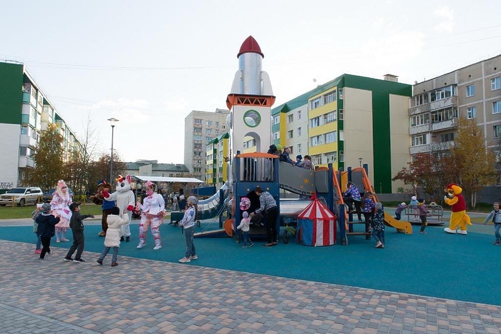 Дети счастливы: в Ноябрьске оборудовали многофункциональную игровую площадку