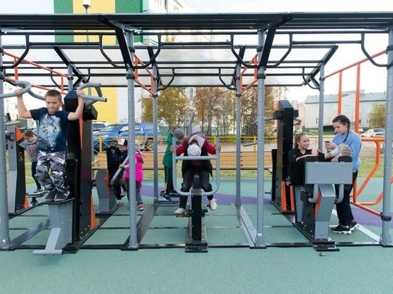 Скамейки и тренажеры: в Ноябрьске открыли новую площадку для детей