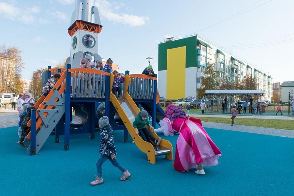Дети счастливы: в Ноябрьске оборудовали многофункциональную игровую площадку
