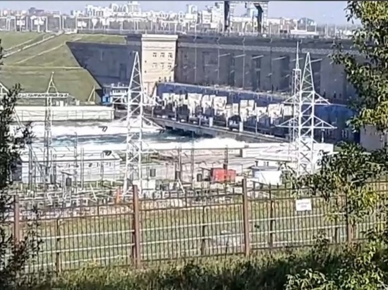 Иркутская ГЭС продолжает сброс воды