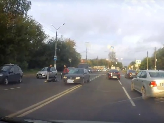 Опубликовано видео с места аварии в Твери, в которой серьёзно пострадал пешеход