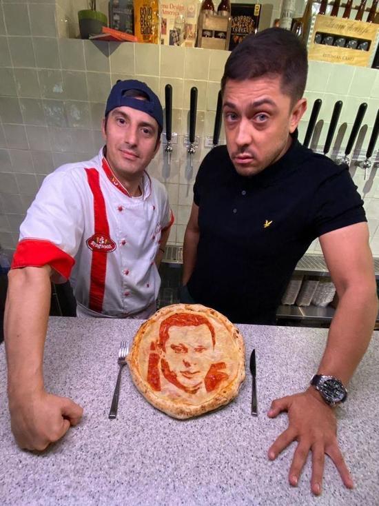 В Петербурге испекли пиццу с портретом автора закона о «наливайках»
