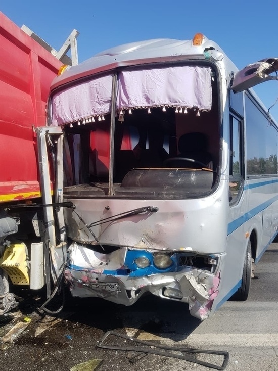 На Дону в столкновении КамАЗа и автобуса пострадали двое