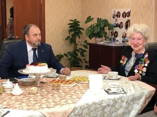 Алексей Ситников поздравил с юбилеем старейшего члена партии «Единая Россия» на Ямале