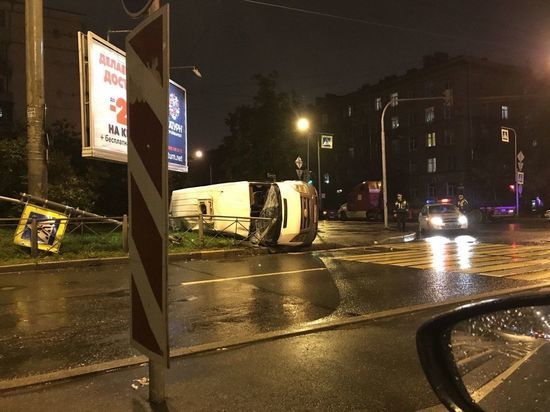 Микроавтобус опрокинулся на Краснопутиловской после столкновения с фурой