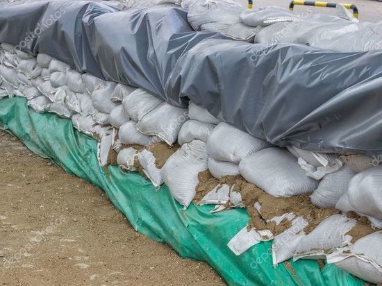 Военные в ЕАО строят дамбы из мешков с песком