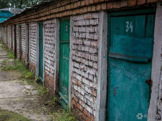 11 человек тушили пожар в новокузнецком гаражном кооперативе