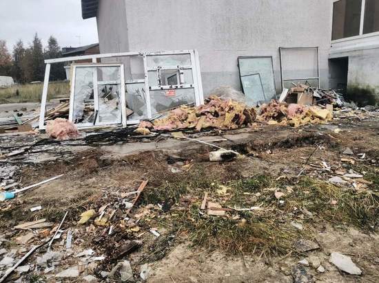 Свалка в городе: мусор после сноса ларька в Ноябрьске уберут из-за жалобы в соцсети