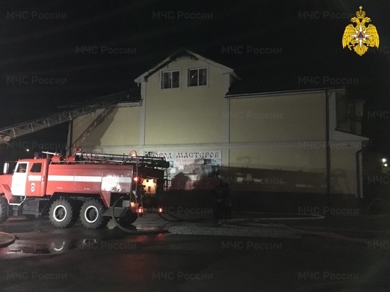 В Тарусе пожар торгового центра тушили более 30 человек