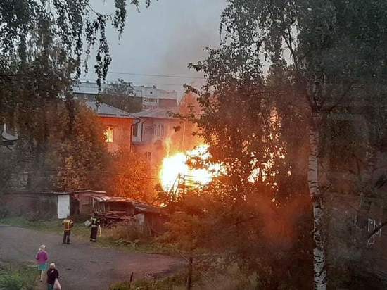 Сегодня утром двухэтажный сарай сгорел в Петрозаводске