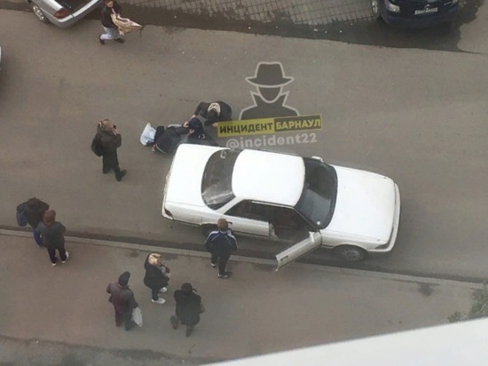 В Барнауле ребенок попал под колеса белой иномарки