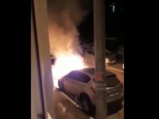 В Краснодаре ночью на Покрышкина взорвались и сгорели две машины