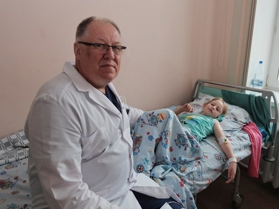 Челябинские хирурги провели уникальную операцию девочке с двумя желудками