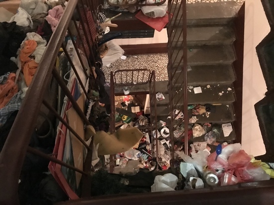 Пожилая пара пропала без вести, МЧС разгребает мусор в их квартире