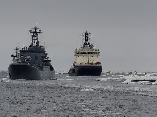 Корабли и суда Северного флота вошли в район мыса Ванкарем Чукотского моря