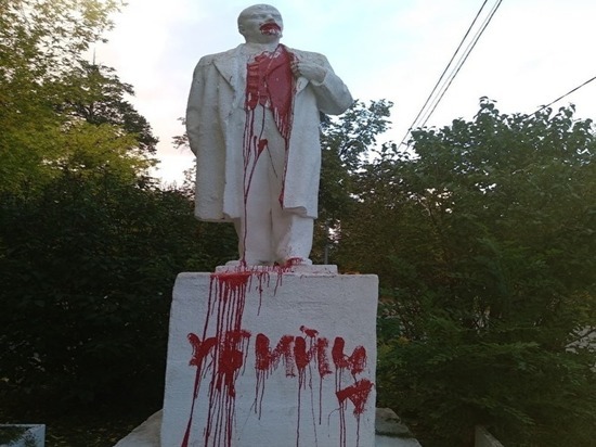 В Миассе неизвестные осквернили памятник Ленину