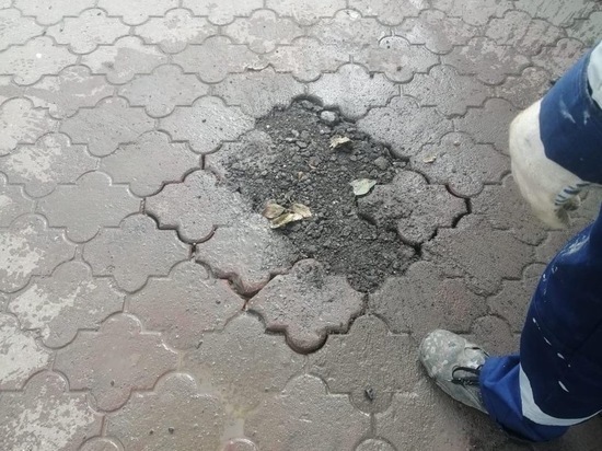 На площади Театральной заделали трубу, в которую провалилась рязанка