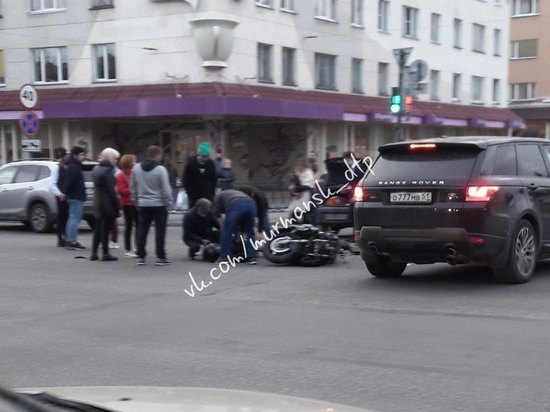 В центре Мурманска мотоцикл столкнулся с легковым автомобилем