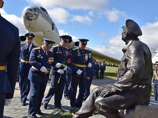 В Рязани установили памятник «Макарычу» из фильма о буднях летчиков