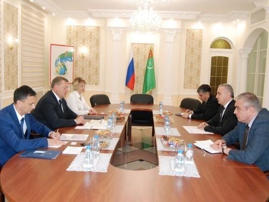Астраханский губернатор провел встречи с представителями прикаспийских государств